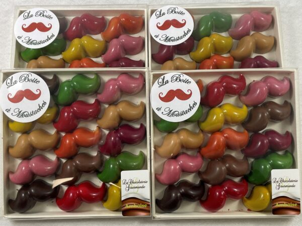 Boites de Moustaches